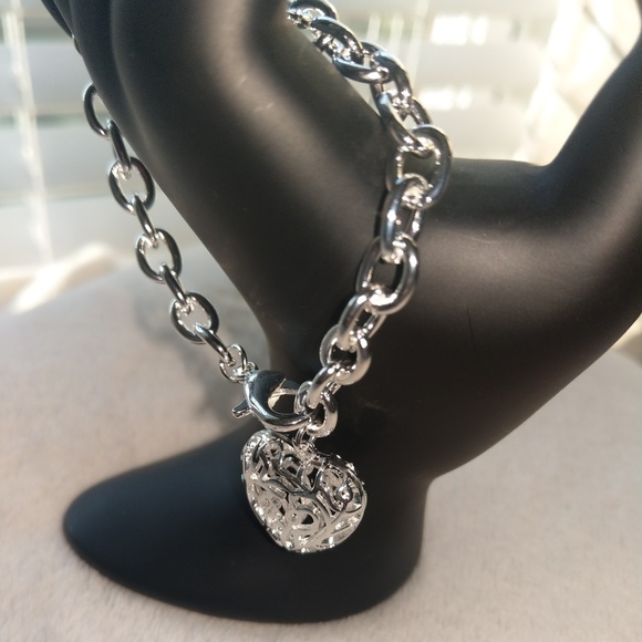 Bracelet ***NEW  💕 Silvertone Puffed Heart - Picture 2 of 8